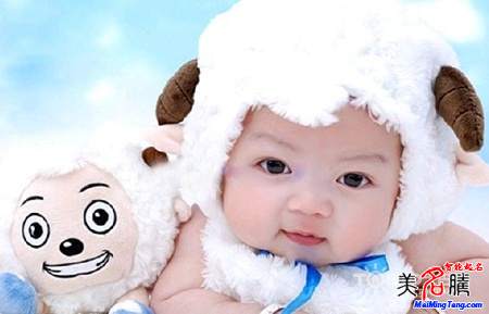 羊?qū)殞毱鹈执笕? /></a>　　2015年2月4日是立春節(jié)氣，過(guò)了這一天出生的寶寶就是傳統(tǒng)意義上的羊?qū)殞毩恕Ｄ憧赡軙?huì)疑惑，為什么不是過(guò)了春節(jié)以后呢？關(guān)于這一點(diǎn)，美名騰多次撰文解釋這個(gè)問(wèn)題。如果不清楚的，可以查看美名騰這篇說(shuō)明文章...</div>
							        <div style="height:5px; font-size:5px"></div>
							        <hr width="99%" style="text-align:center; border-style:dotted; border-width:0px; height:1px;" />
							        <div style="height:5px; font-size:5px"></div>
							    </div>
						        </td>
	</tr><tr style="border-width:0px;">
		<td valign="top">
						        <div style="padding-left:3px; padding-right:3px;line-height:180%">
							         <h3 style="padding:0px;margin:0px;display:inline;"><a id="ctl00_ContentPlaceHolder1_ShowMore1_dgNews_ctl08_HyperLink1" class="headline" href="/Message/ShowNews.aspx?NewsID=3651" target="_blank">屬羊人的運(yùn)程和起名禁忌破解</a></h3>
							         <span id="ctl00_ContentPlaceHolder1_ShowMore1_dgNews_ctl08_Label1" style="color:Green;font-size:10pt;">2015/1/20 15:34:15</span>
							          <span style="color:Red;font-size:8pt;"></span>
							        <br />
							        <div style="padding-top:1px; width:95%; padding-left:8px; line-height:180%;color:#2f2f2f;font-size:14px;" ><a href=